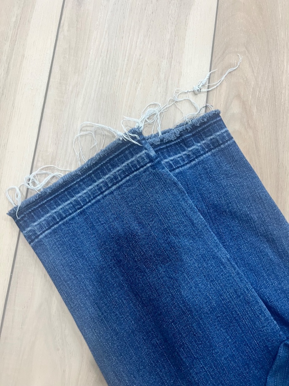 White House Black Market Slim Crop Jeans Size 8 Frayed Hem Medium Wash Denim - Picture 2 of 7